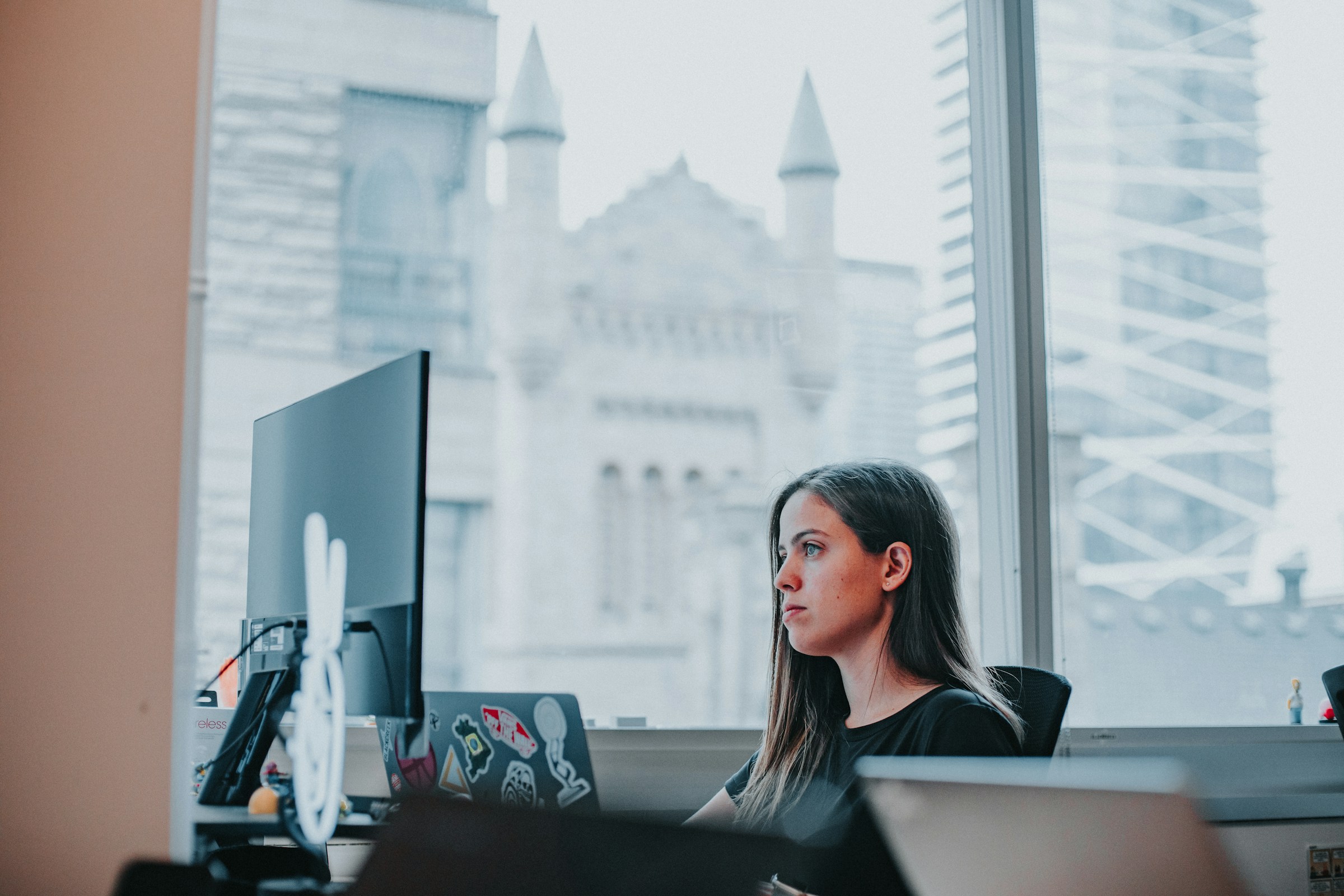 woman infront of laptop - Marketmuse Alternatives