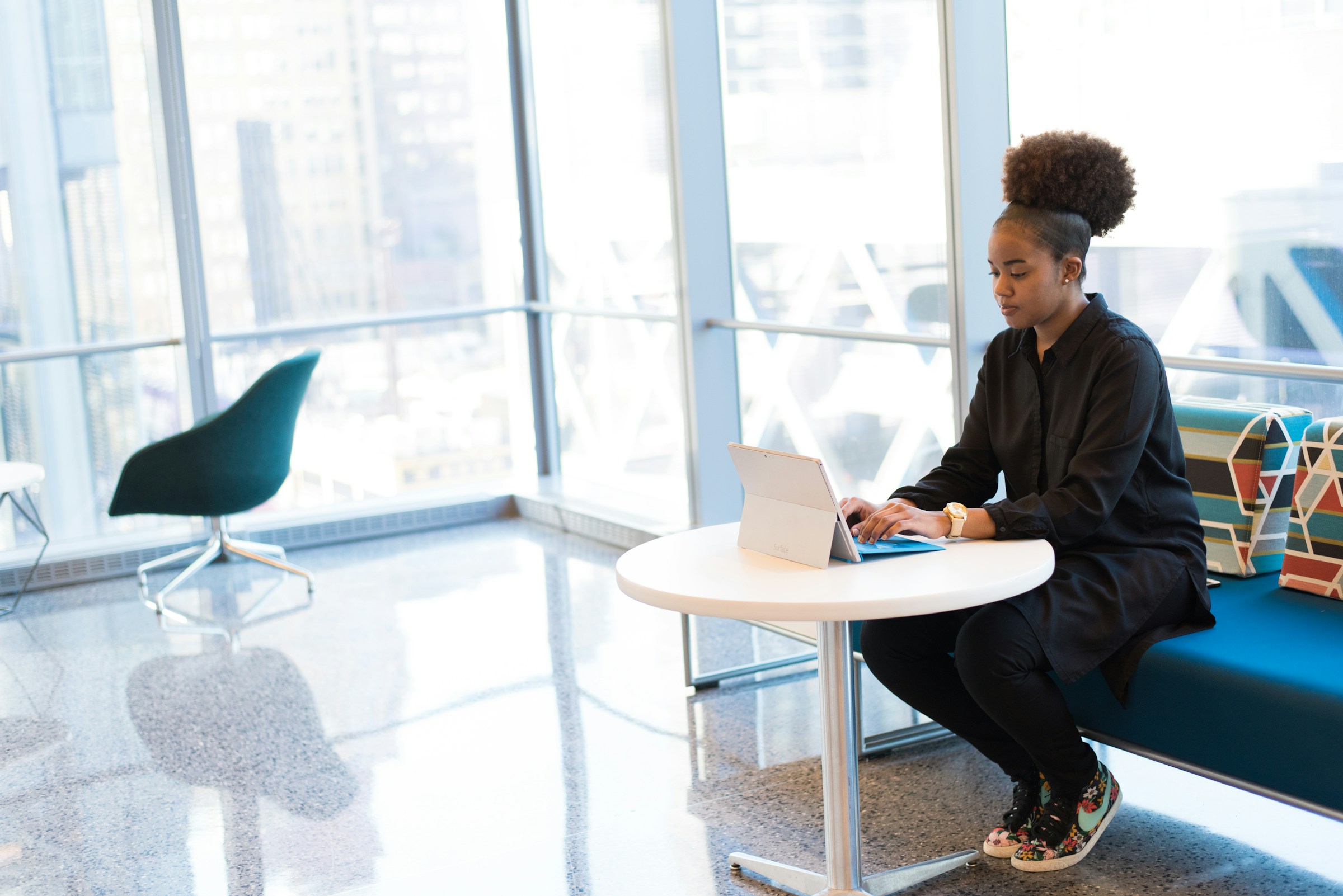 person sitting alone - Seowriting.AI