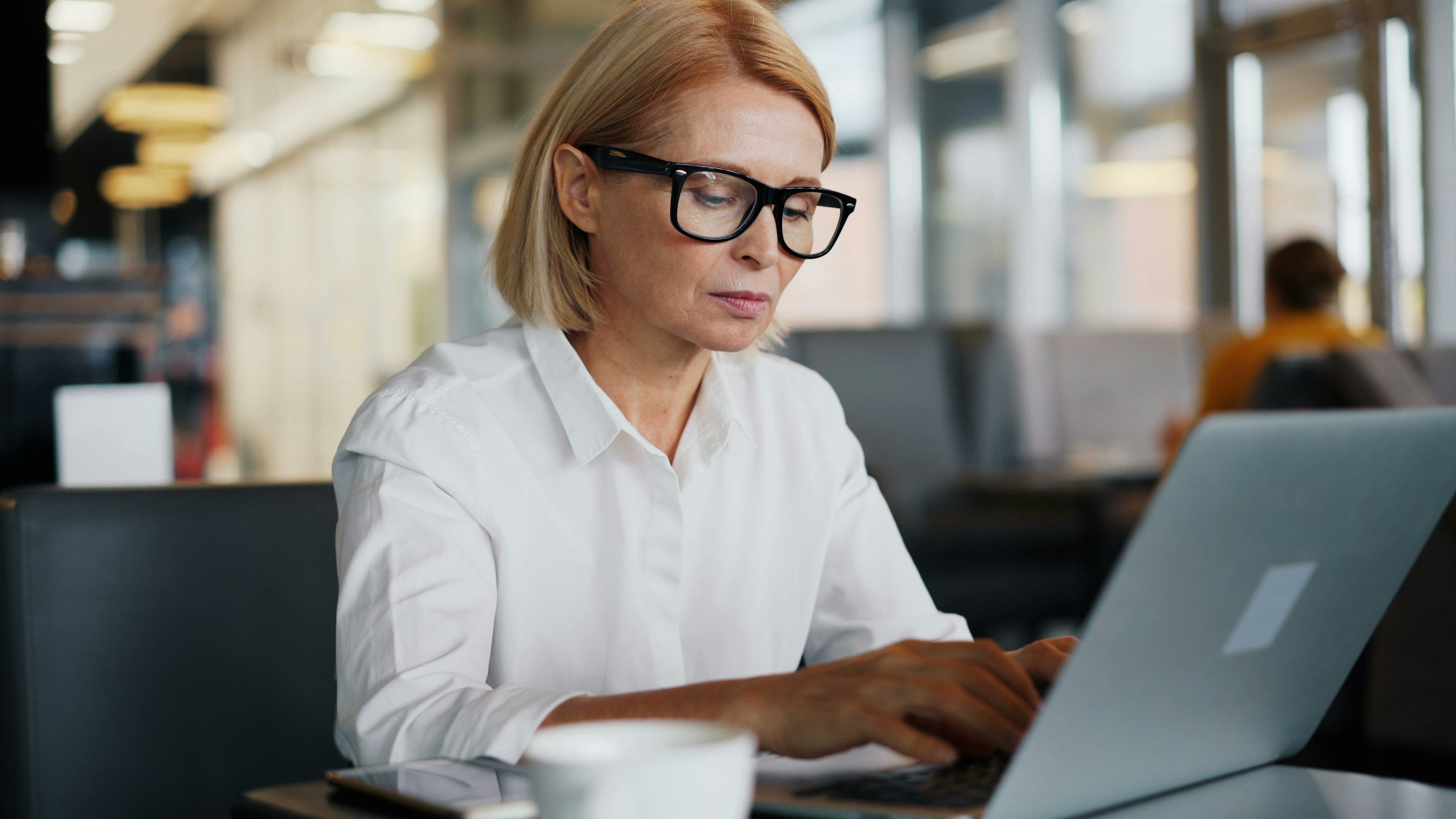 woman working alone - Articleforge