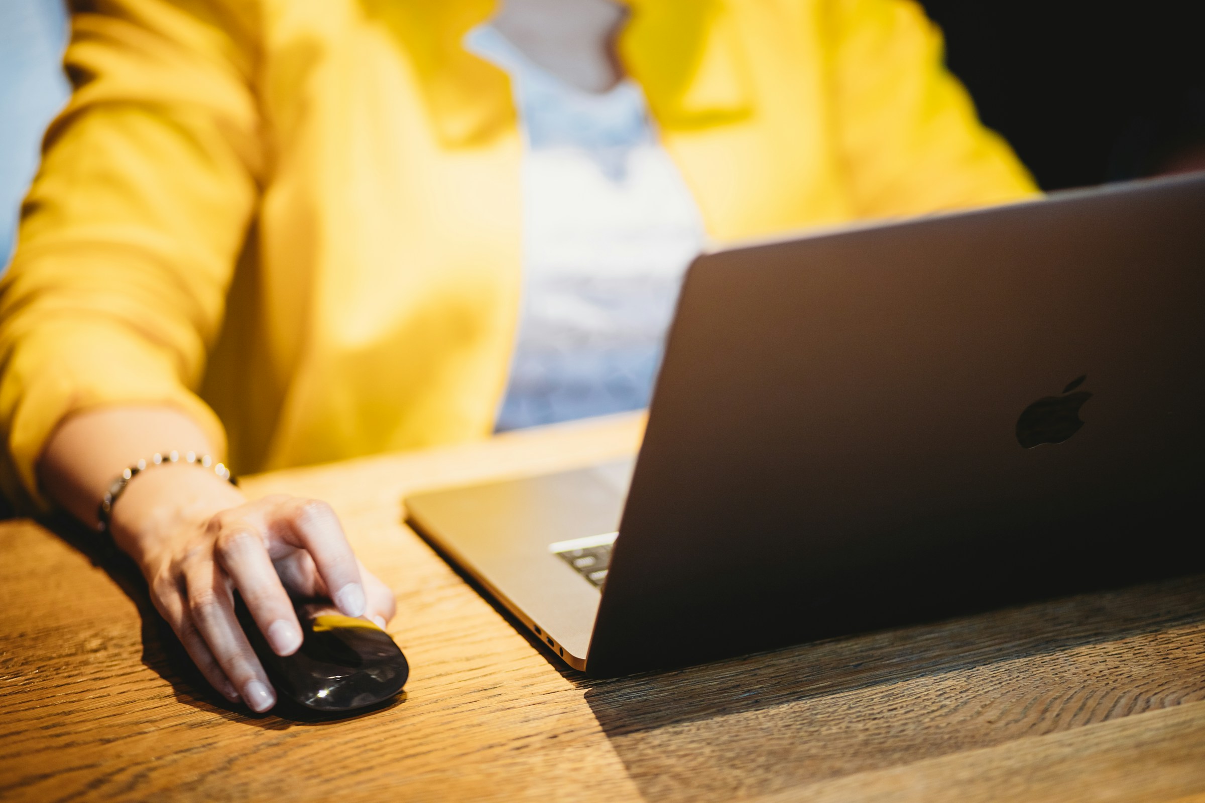 woman with a mouse and laptop - Hypotenuse AI