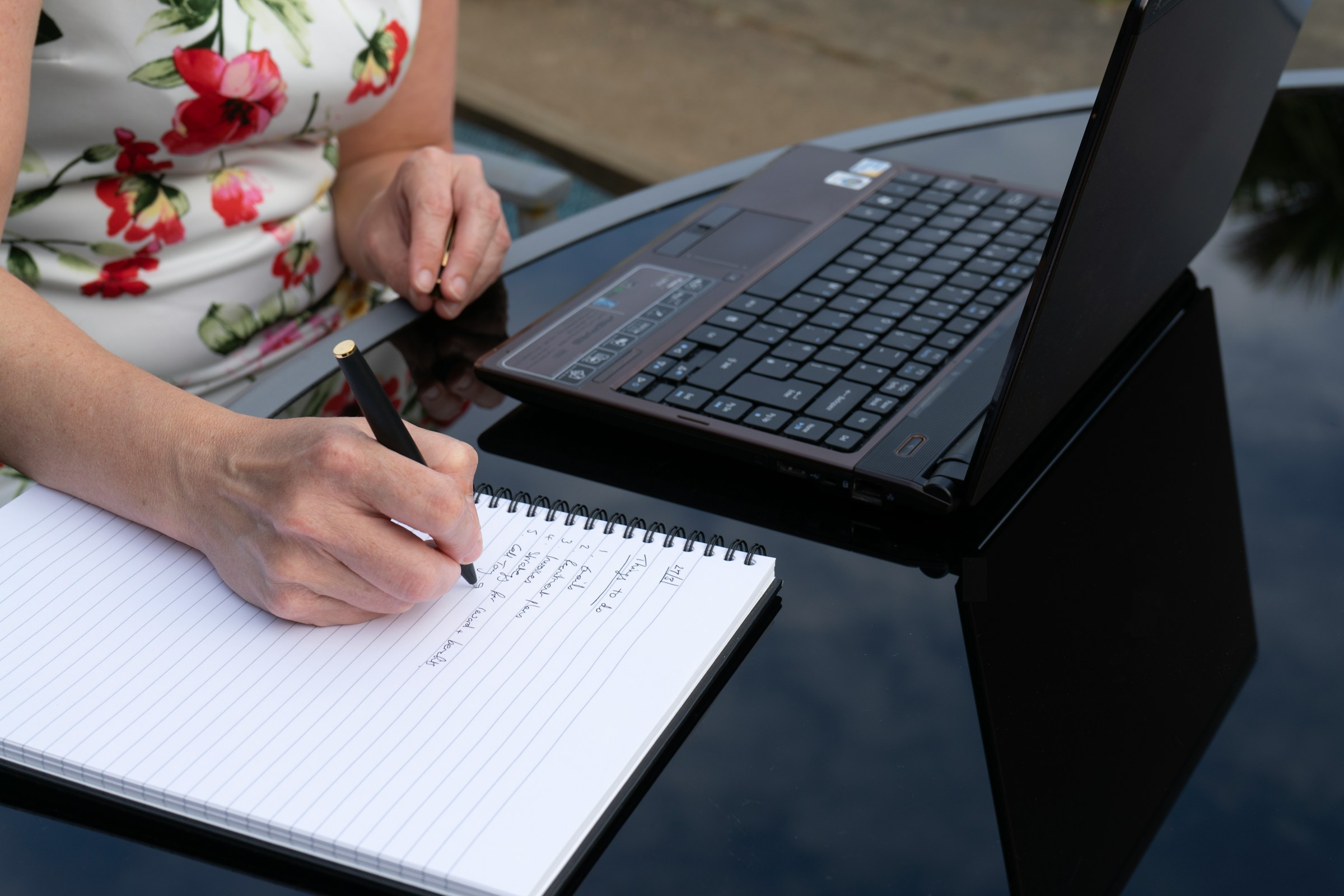 woman making notes - AI Sentence Generator