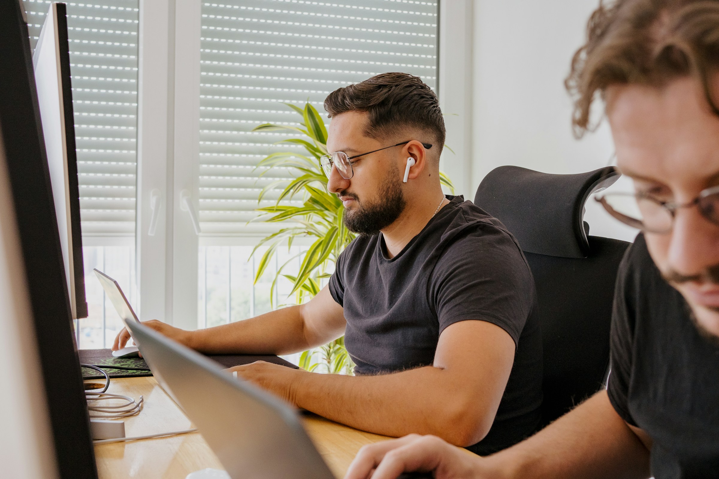 man working on laptop - Frase Alternatives