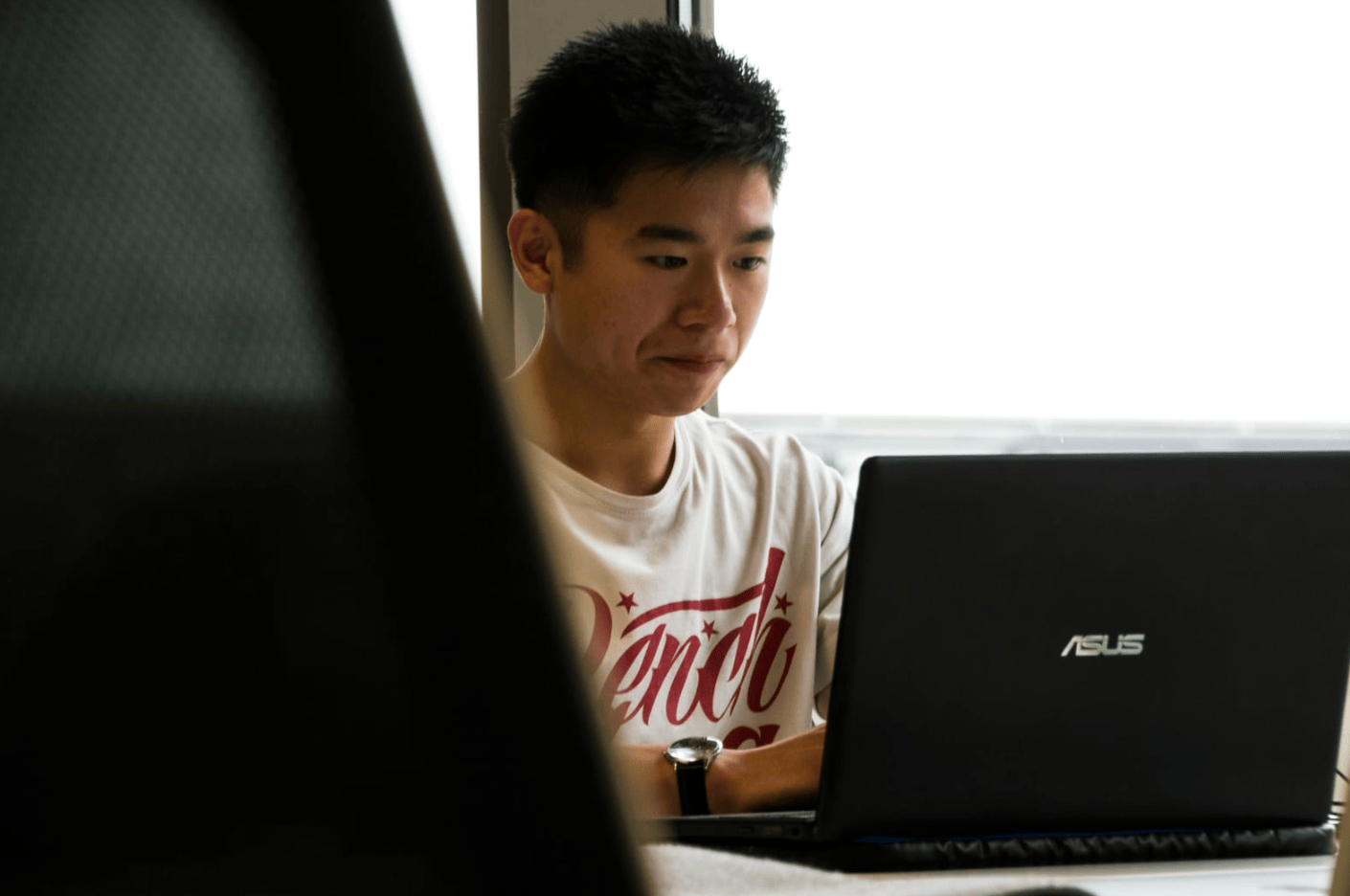 person working hard with AI SEO