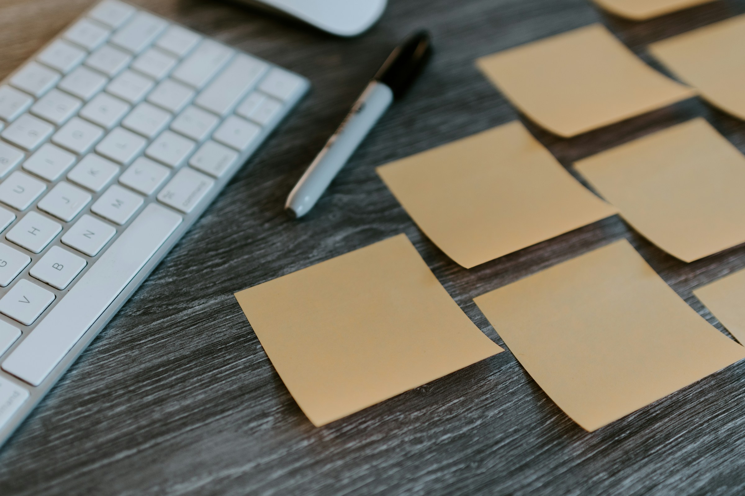 sticky notes with laptop - Best SEO Content Writing Tools