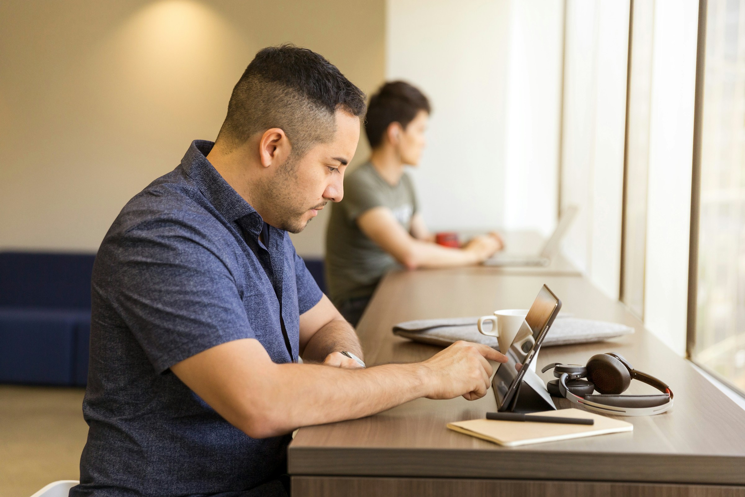 man sitting alone and working - Seowriting.AI